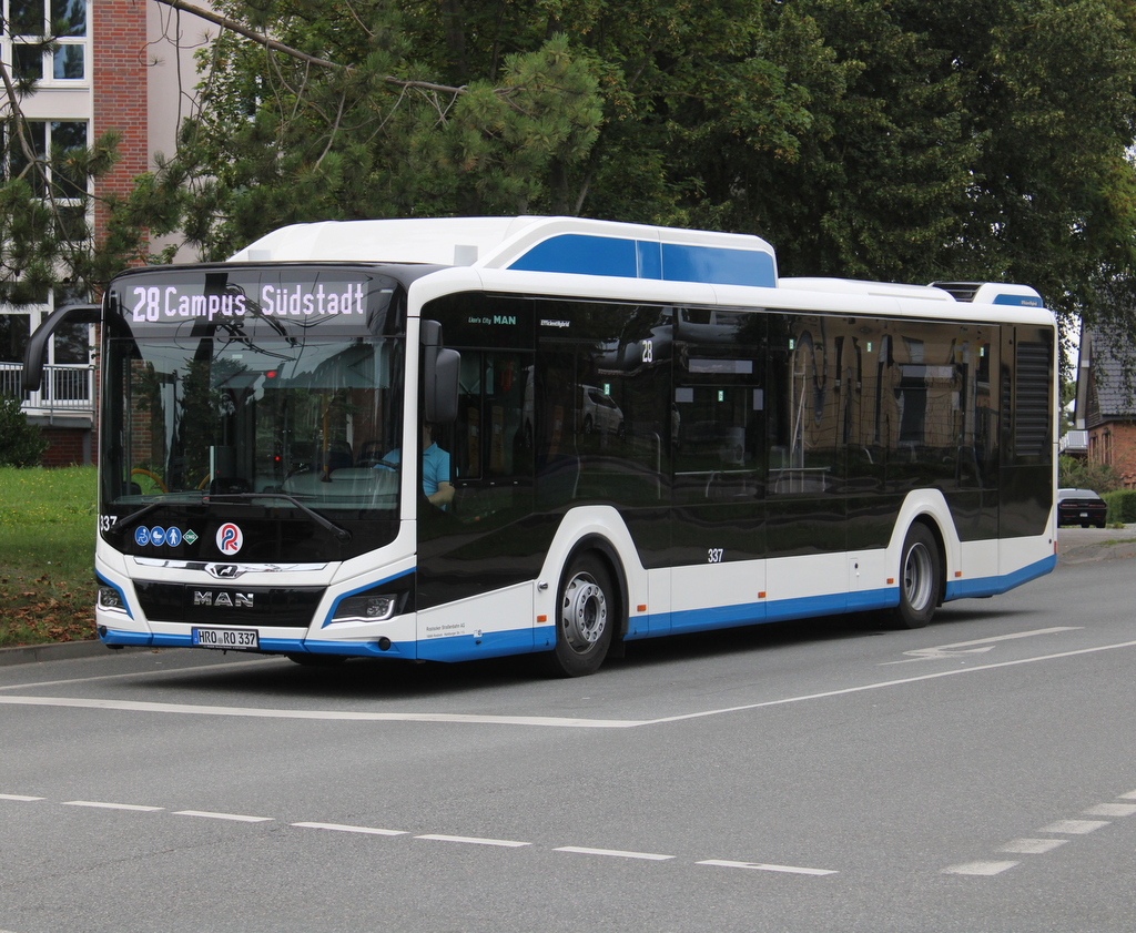 Der Neue MAN Lion´s E als Linie 28 von Rostock-Holbeinplatz nach Campus S�dstadt stand am 06.08.2023 im Rostocker Stadtgebiet.