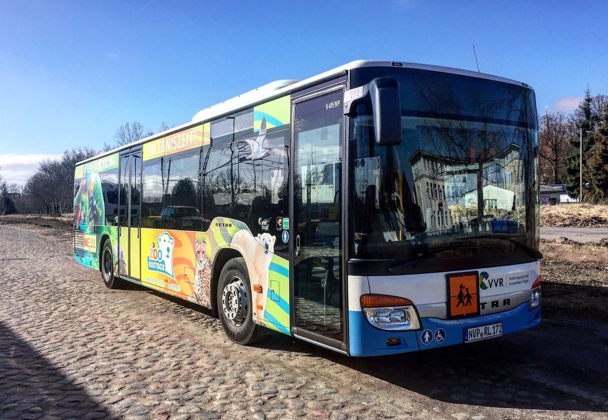 Die 72 steht am Bahnhof in RDG