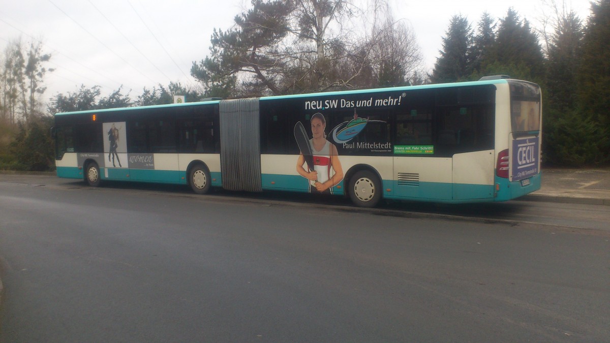 ...die linke Fahrzeugseite mit seiner Werbung und den Kanuten Paul Mittelstedt 
und den Banner noch schritt fahren an Haltestellen wurde hier so angebracht weil am heck noch die Werbung am Heckfenster zu finden ist
.....so dieser Citaro NB SW 586 hat inzwischen auch eine neue Werbung bekommen 