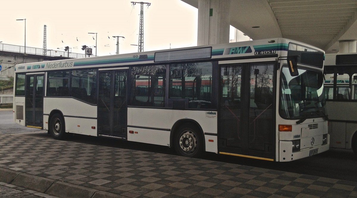 Diesen dreit�rigen Mercedes-Benz O 405N2 habe ich am 22.03.2014 am Hauptbahnhof Ludwigshafen aufgenommen. Er geh�rt dem Busunternehmen Viabus.