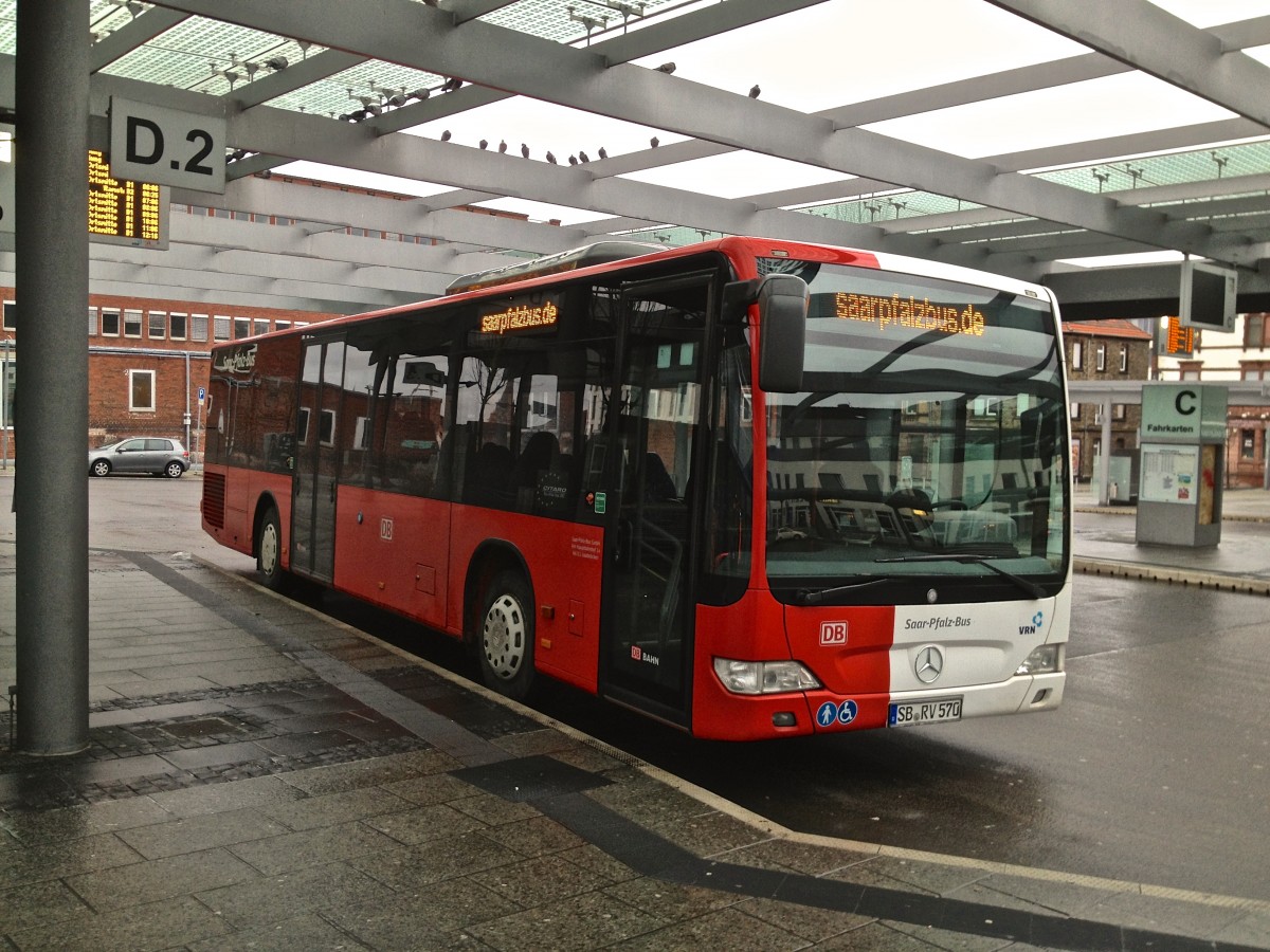 Dieser Citaro � von Saar-Pfalz-Bus GmbH war am 22.12.2013 am Hauptbahnhof in Kaiserslautern abgestellt.
