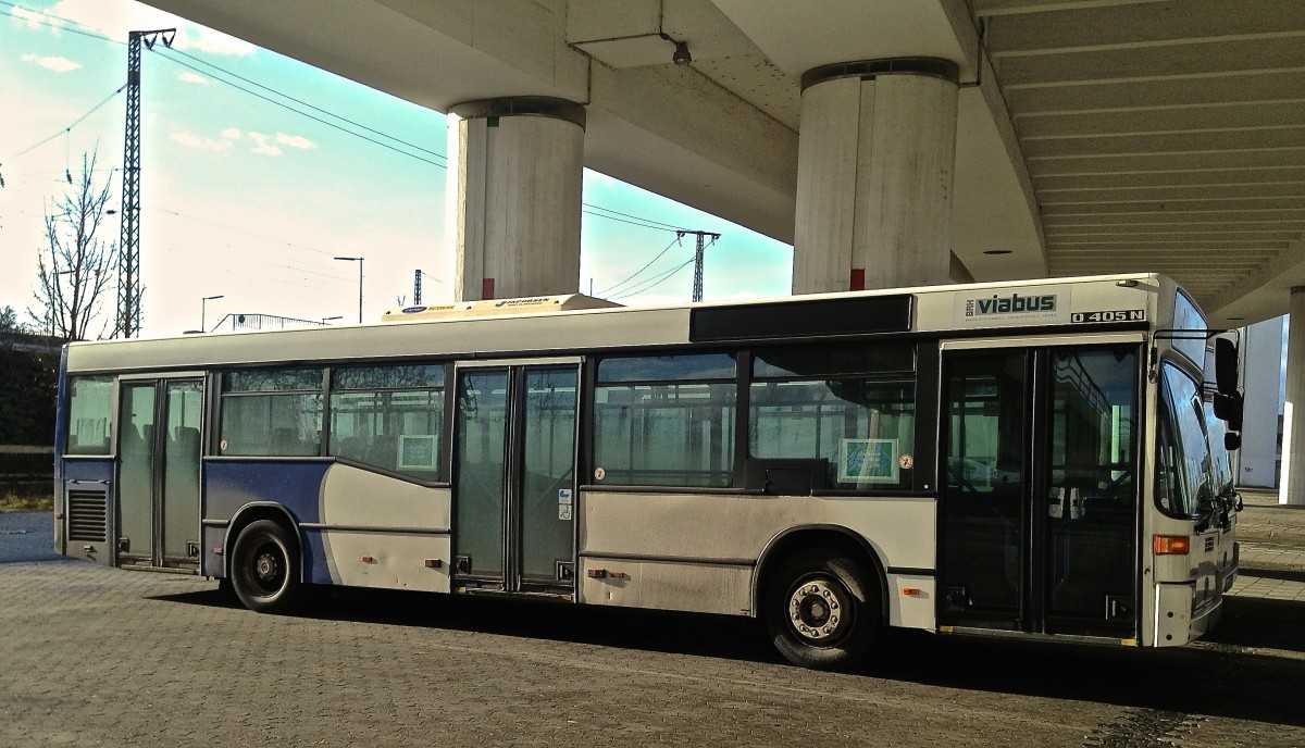 Dieser dreit�rige Mercedes-Benz O 405N2 von Viabus war am 23.12.2013 am Hauptbahnhof Ludwigshafen abgestellt.