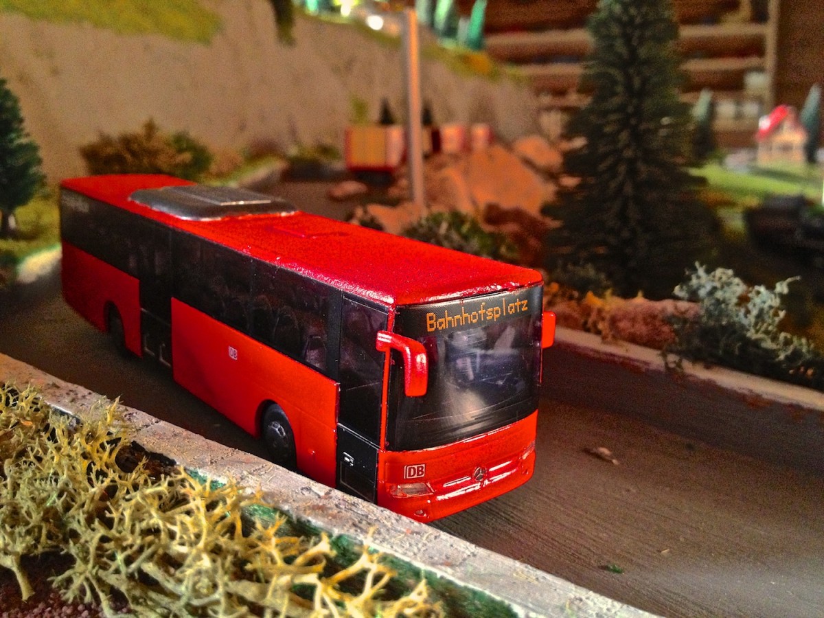 Dieser Mercedes-Benz Integro II von AMW wurde von mir im original DB-Farbton  verkehrsrot  lackiert und mit dem DB-Logo sowie dem Schriftzug der fiktiven DB-Regiobus-Tochter  Eistal-Bus  versehen.
