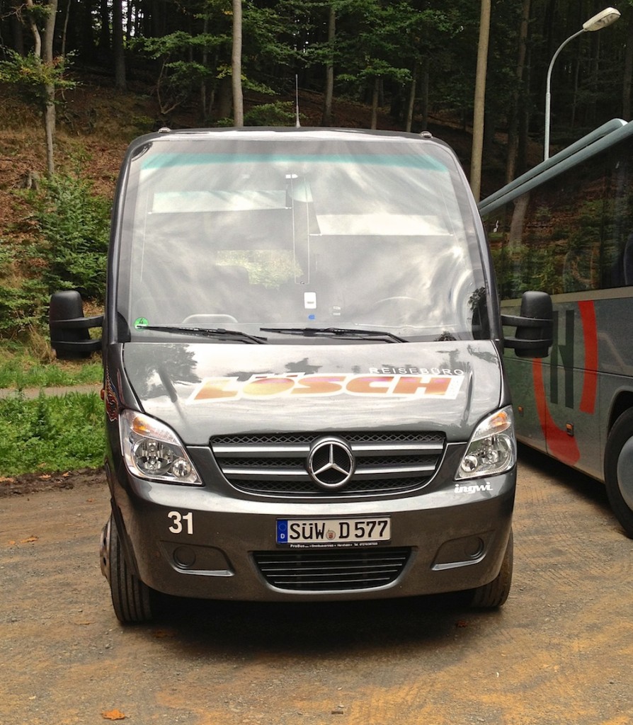 Dieser Mercedes-Benz Sprinter Travel von Reiseb�ro L�sch stand w�hrend eines Bundesligaspiels des 1.FCK auf einem Parkplatz und wartete auf seinen Einsatz.
