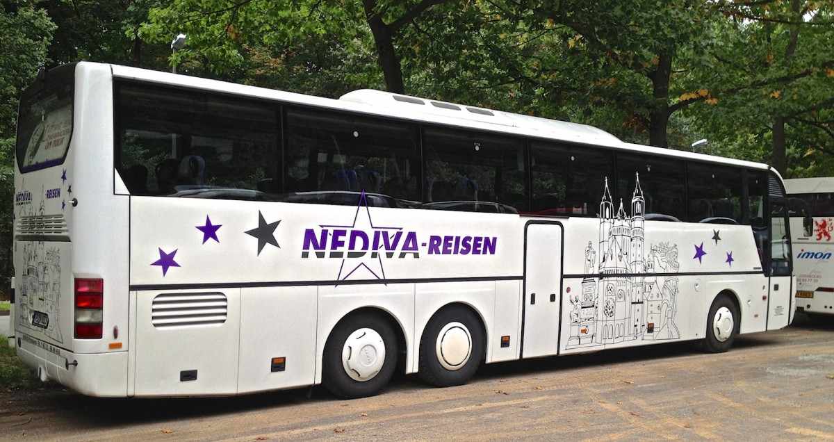 Dieser Neoplan von Nediva Reisen stand w�hrend eines Bundesligaspiels des 1.FCK auf einem Parkplatz und wartete auf seinen Einsatz.