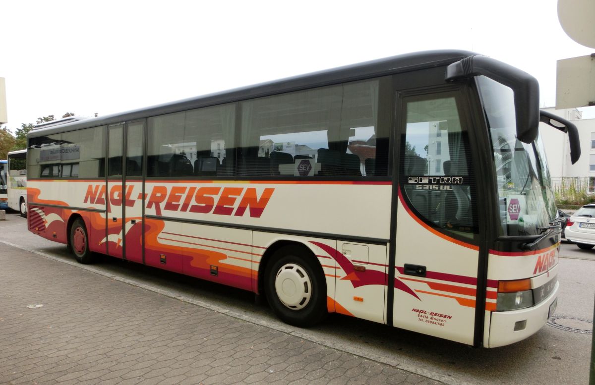 Dieser Setra S 315 UL-GT gehört zu Nagl-Reisen aus Moosen/Vils bei Taufkirchen/Vils. Gebaut worden sein dürfte er 1999, ausgestattet ist er mit 49+2 Schlafsitzen vom Modell EC. Der Antrieb besteht - wie beim S 315 UL üblich - aus einem Reihensechszylinder Typ MB OM 447 hLA und einem Sechsgang-Schaltgetriebe.
Aufnehmen konnte ich ihn hier am 2. 9. 2013 vor dem Bahnhof in Mühldorf/Inn, als er auf einem (busmäßig äußerst sehenswerten) Schienenersatzverkehr zwischen Mühldorf und Dorfen (Bahnstrecke Mühldorf - München) zum Einsatz kam.