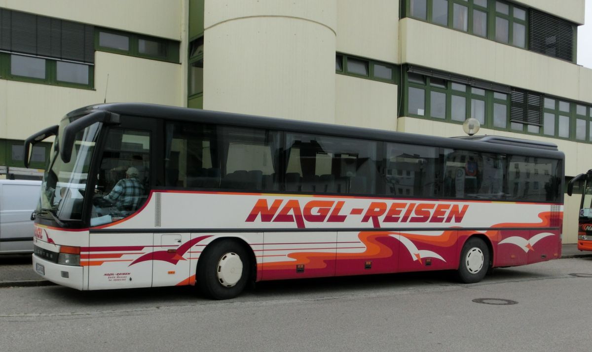 Dieser Setra S 315 UL-GT gehört zu Nagl-Reisen aus Moosen/Vils bei Taufkirchen/Vils. Gebaut worden sein dürfte er 1999, ausgestattet ist er mit 49+2 Schlafsitzen vom Modell EC. Der Antrieb besteht - wie beim S 315 UL üblich - aus einem Reihensechszylinder Typ MB OM 447 hLA und einem Sechsgang-Schaltgetriebe.
Aufnehmen konnte ich ihn hier am 28. 8. 2013 vor dem Bahnhof in Mühldorf/Inn, als er auf einem (busmäßig äußerst sehenswerten) Schienenersatzverkehr zwischen Mühldorf und Dorfen (Bahnstrecke Mühldorf - München) zum Einsatz kam.