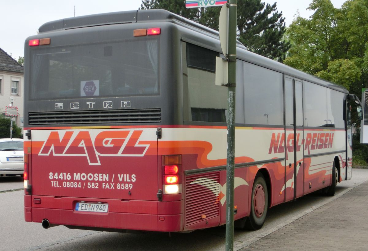 Dieser Setra S 315 UL-GT gehört zu Nagl-Reisen aus Moosen/Vils bei Taufkirchen/Vils. Gebaut worden sein dürfte er 1999, ausgestattet ist er mit 49+2 Schlafsitzen vom Modell EC. Der Antrieb besteht - wie beim S 315 UL üblich - aus einem Reihensechszylinder Typ MB OM 447 hLA und einem Sechsgang-Schaltgetriebe.
Aufnehmen konnte ich ihn hier am 28. 8. 2013 vor dem Bahnhof in Mühldorf/Inn, als er auf einem (busmäßig äußerst sehenswerten) Schienenersatzverkehr zwischen Mühldorf und Dorfen (Bahnstrecke Mühldorf - München) zum Einsatz kam.