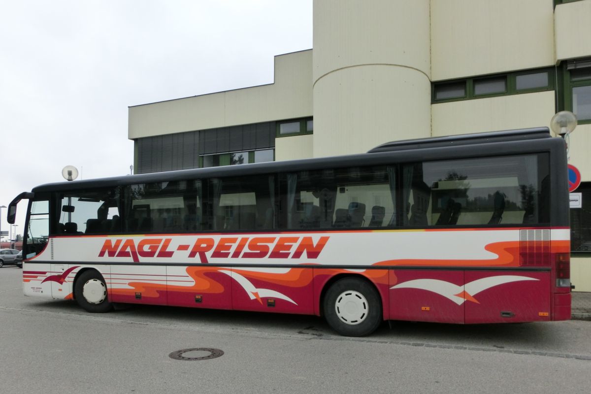Dieser Setra S 315 UL-GT gehört zu Nagl-Reisen aus Moosen/Vils bei Taufkirchen/Vils. Gebaut worden sein dürfte er 1999, ausgestattet ist er mit 49+2 Schlafsitzen vom Modell EC. Der Antrieb besteht - wie beim S 315 UL üblich - aus einem Reihensechszylinder Typ MB OM 447 hLA und einem Sechsgang-Schaltgetriebe.
Aufnehmen konnte ich ihn hier am 28. 8. 2013 vor dem Bahnhof in Mühldorf/Inn, als er auf einem (busmäßig äußerst sehenswerten) Schienenersatzverkehr zwischen Mühldorf und Dorfen (Bahnstrecke Mühldorf - München) zum Einsatz kam.