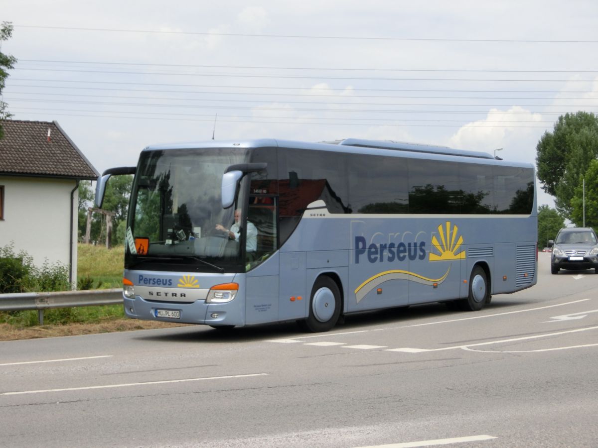 Dieser Setra S 415 GT-HD mit Hecktür ist seit 2012 im Fuhrpark von Perseus-Reisen aus Neumarkt-St. Veit. Zur Ausstattung gehören 42 Setra-Schlafsessel vom Modell 'Voyage Supreme' (zzgl. Reiseleitersitz), eine TV-Anlage mit zwei ausfahrbaren Flachbildschirmen und ein Fußboden in dunkler Holzoptik. Aufgrund der Hecktür befinden sich bei diesem Fahrzeug die Bordküche und die Toilette im Heck. Angetrieben wird Reisebus aus der Setra ComfortClass von einem Reihensechszylinder Typ MB OM 457 LA (BlueTecEEV) mit 315 kW (428 PS) und dem Sechsgang-Schaltgetriebe MB GO 210-6.
Diese Aufnahme entstand am 26. 6. 2015 in Kraiburg/Inn, als er gerade auf einer Runde der RBO-Linie 6224 fuhr.