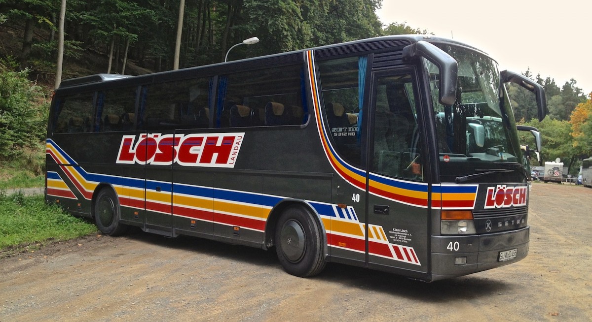 Dieser Setra S312 HD von L�sch Reisen aus Landau stand w�hrend eines Bundesligaspiels des 1.FCK auf einem Parkplatz und wartete auf seinen Einsatz.
