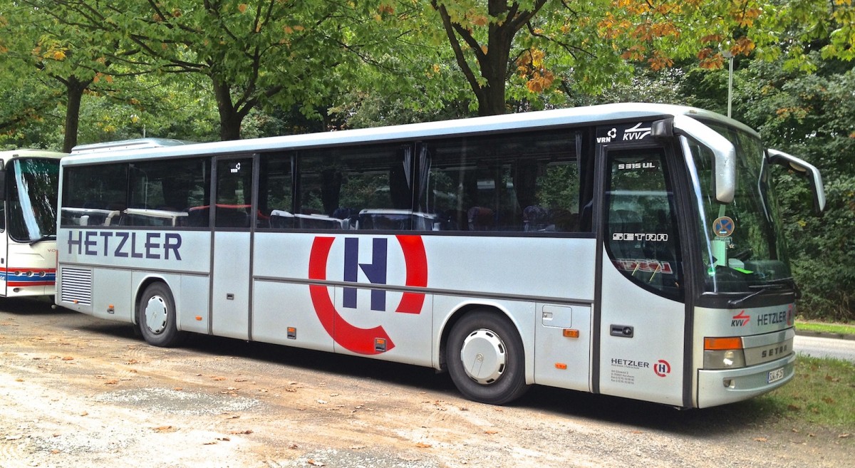 Dieser Setra S315 UL-GT von Hetzler aus Herxheim stand w�hrend eines Bundesligaspiels des 1.FCK auf einem Parkplatz und wartete auf seinen Einsatz.
