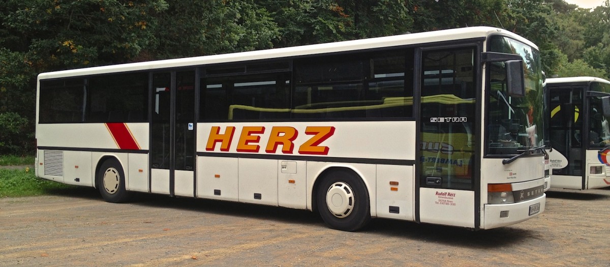 Dieser Setra S315 UL von Herz Reisen aus Sien stand w�hrend eines Bundesligaspiels des 1.FCK auf einem Parkplatz und wartete auf seinen Einsatz.

