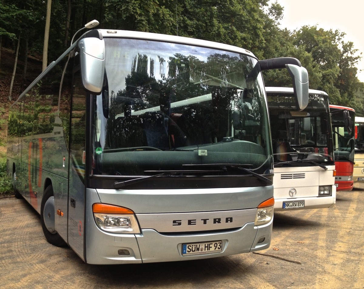 Dieser Setra S415 UL-GT von Hetzler Reisen aus Herxheim stand w�hrend eines Bundesligaspiels des 1.FCK auf einem Parkplatz und wartete auf seinen Einsatz.
