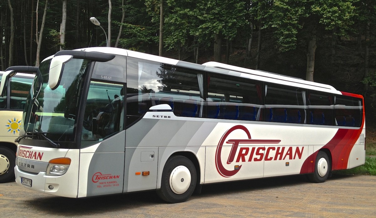 Dieser Setra S415 UL-GT von Trischan Reisen aus Kandel stand w�hrend eines Bundesligaspiels des 1.FCK auf einem Parkplatz und wartete auf seinen Einsatz.
