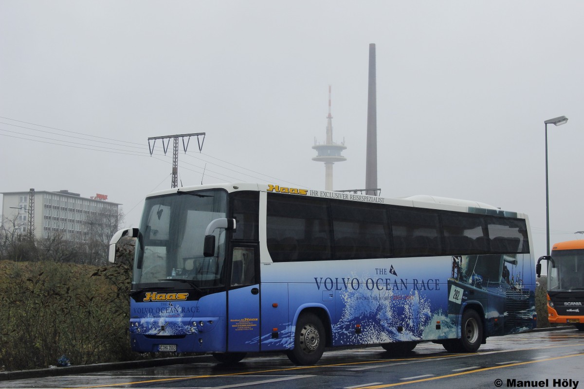 Dieser Volvo 9900 geh�rt der Firma Haas Reisen aus Stolberg-Mausbach.
Er wirbt f�r das Volvo Ocean Race das 2001-2002 stattfand.
Gesehen in Essen am 17.12.2014.