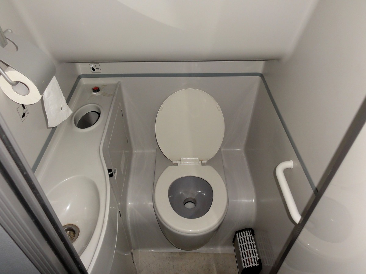 Ein absolutes  MUSS  in einem modernen Reisebus,ein sch�nes Bord WC,gesehen im  Scania Touring aus der SK,am 21.Mai 2014 in Krems gesehen.