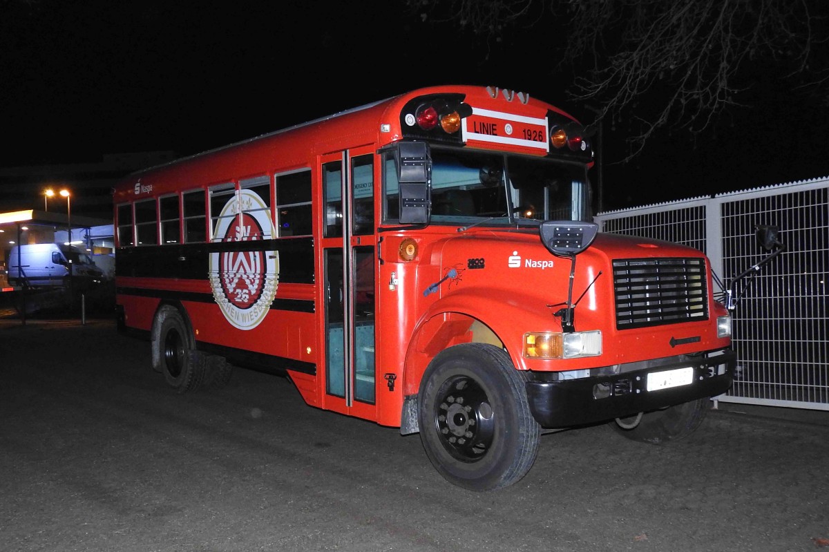 ein alter Schoolbus als Werbefahrzeug f�r den SV Wehen-Wiesbaden, Dezember 2015