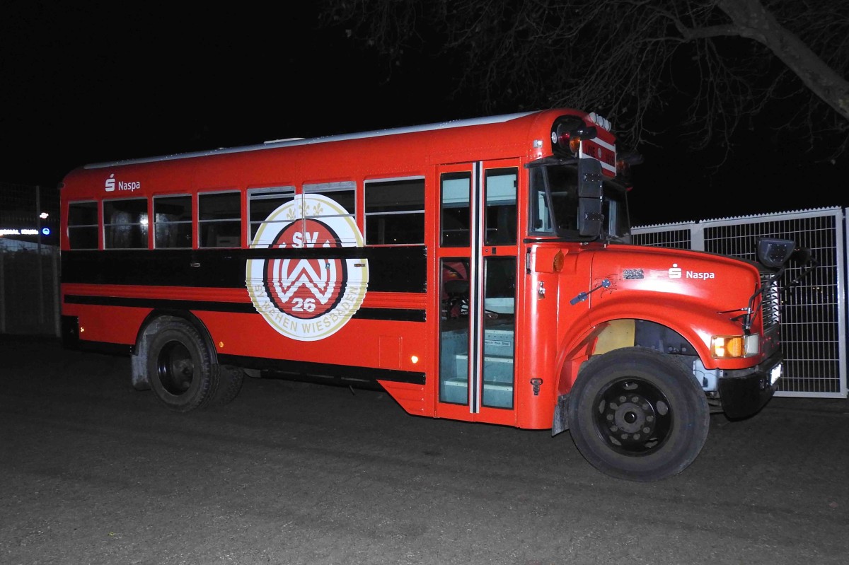 ein alter Schoolbus als Werbefahrzeug f�r den SV Wehen-Wiesbaden, Dezember 2015