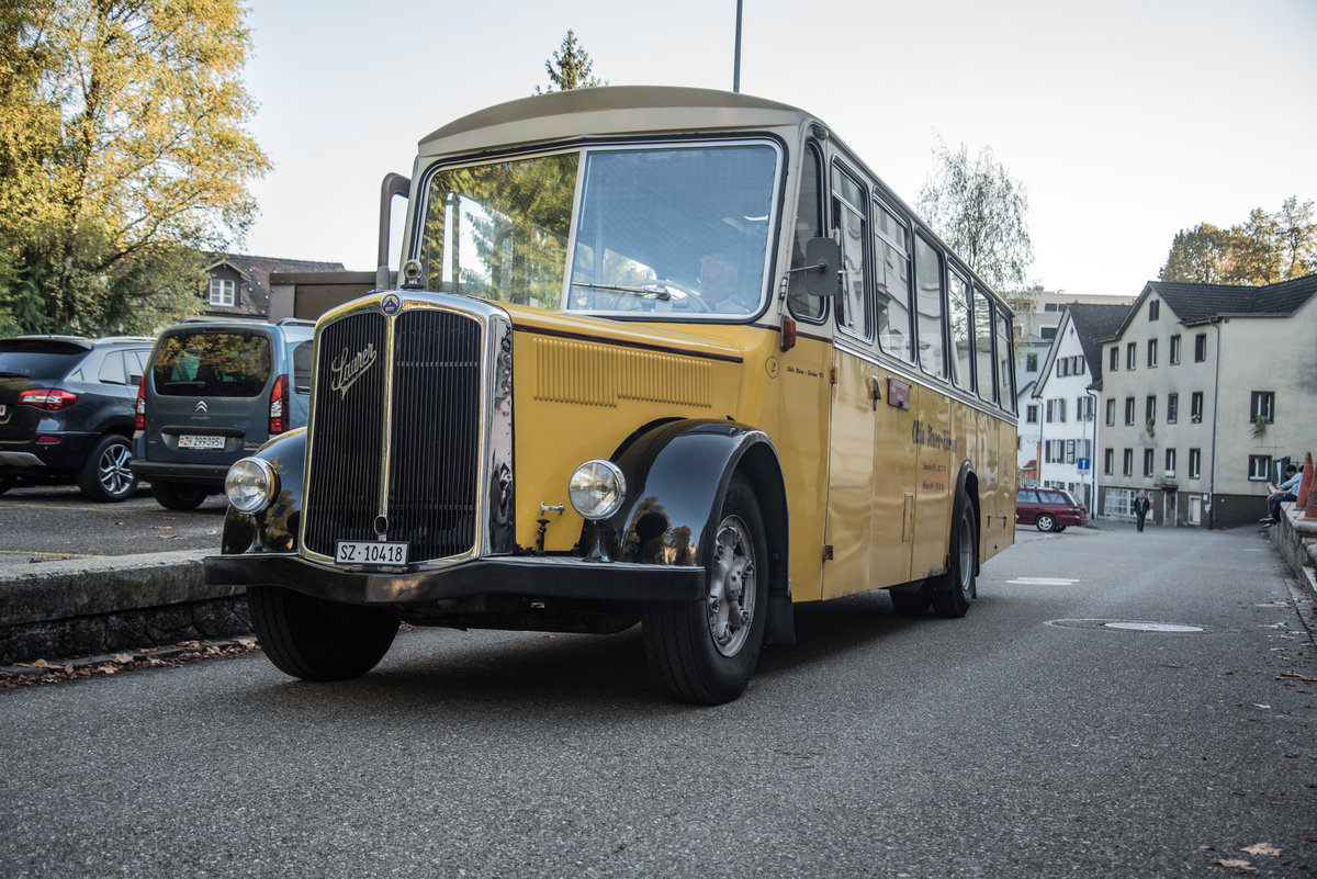 Ein fr�heres Saurer Postauto von Oldietours Z�risee wartet auf die Fahrg�ste am 15.10.16 in R�ti.