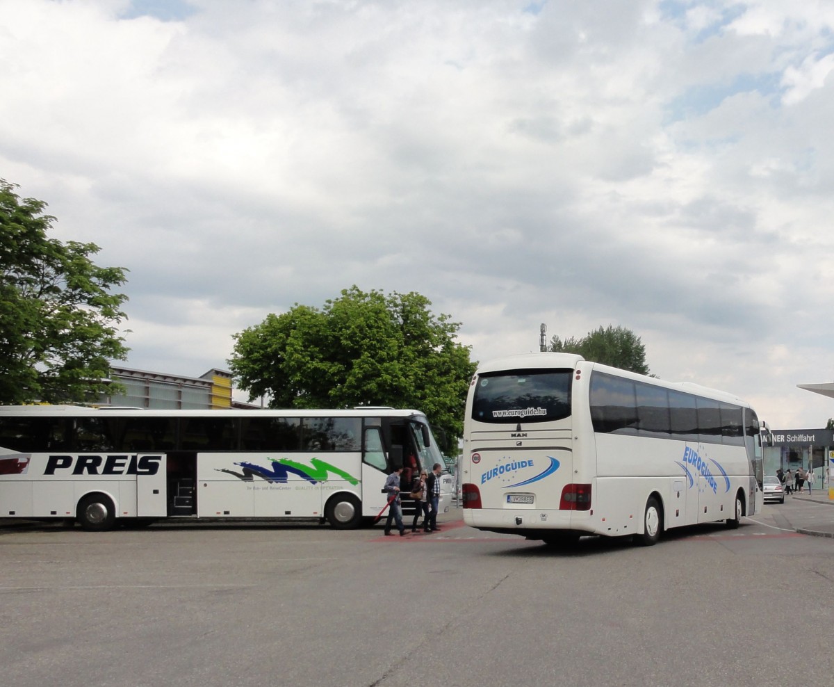Ein MAN Lions Coach von Euroguide.hu verl��t Krems,links ein VDL Bova von Preiss Reisen aus �sterreich.Krems,14.5.2015.