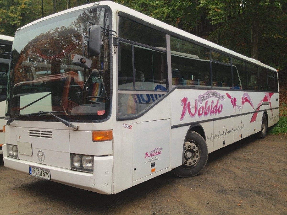 Ein Mercedes-Benz O 408 von Wobido Bustouristik aus dem Saarland, abgestellt auf einem Gro�parkplatz f�r Park-and-Ride-Busse am 20.10.2013.