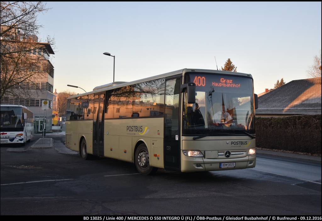 Ein MERCEDES O 550 INTEGRO � (Facelift) unterwegs als Linie 400 beim Busbahnhof Gleisdorf.