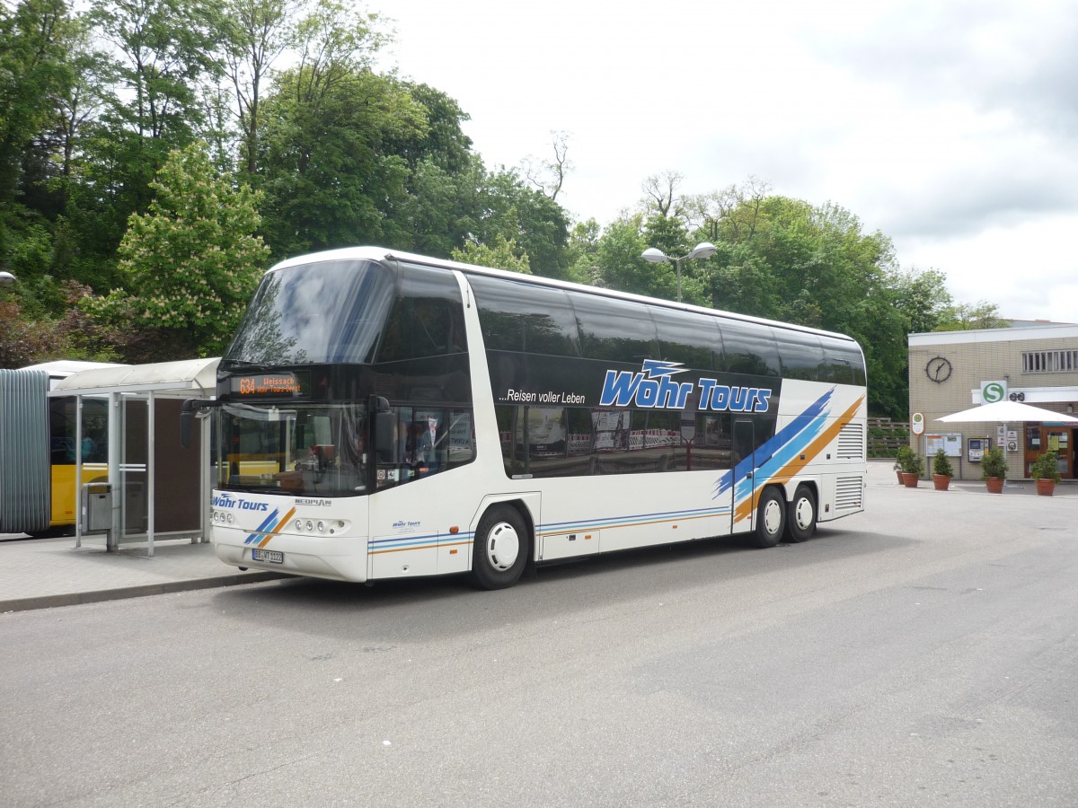 Ein Neoplan-Skyliner, von W�hr-Tours, aus Weissach, in Leonberg am Bahnhof