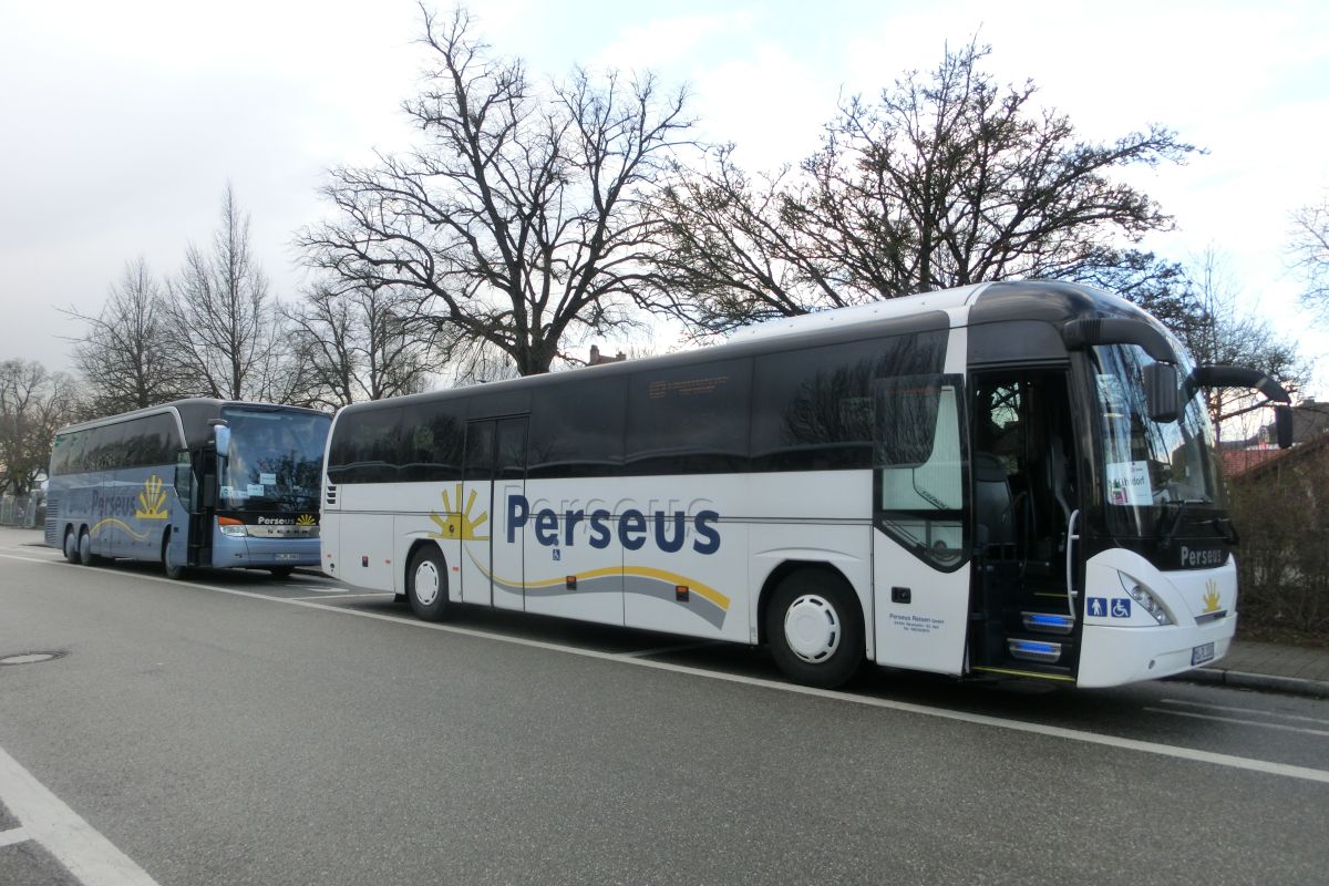 Ein Neoplan Trendliner N 3516 Ü und ein Setra S 416 HDH der '100 Jahre Otto Kässbohrer Edition' von Perseus-Reisen aus Neumarkt-St. Veit, hier eingesetzt auf einem Schienenersatzverkehr zwischen Mühldorf/Inn und Ampfing (Bahnstrecke Mühldorf - München). Sie warten gerade am Ampfinger Bahnhof auf die nächste Gruppe Bahnfahrgäste aus München, um diese weiter nach Mühldorf zu befördern.
Die Aufnahme entstand am 2. 4. 2015.