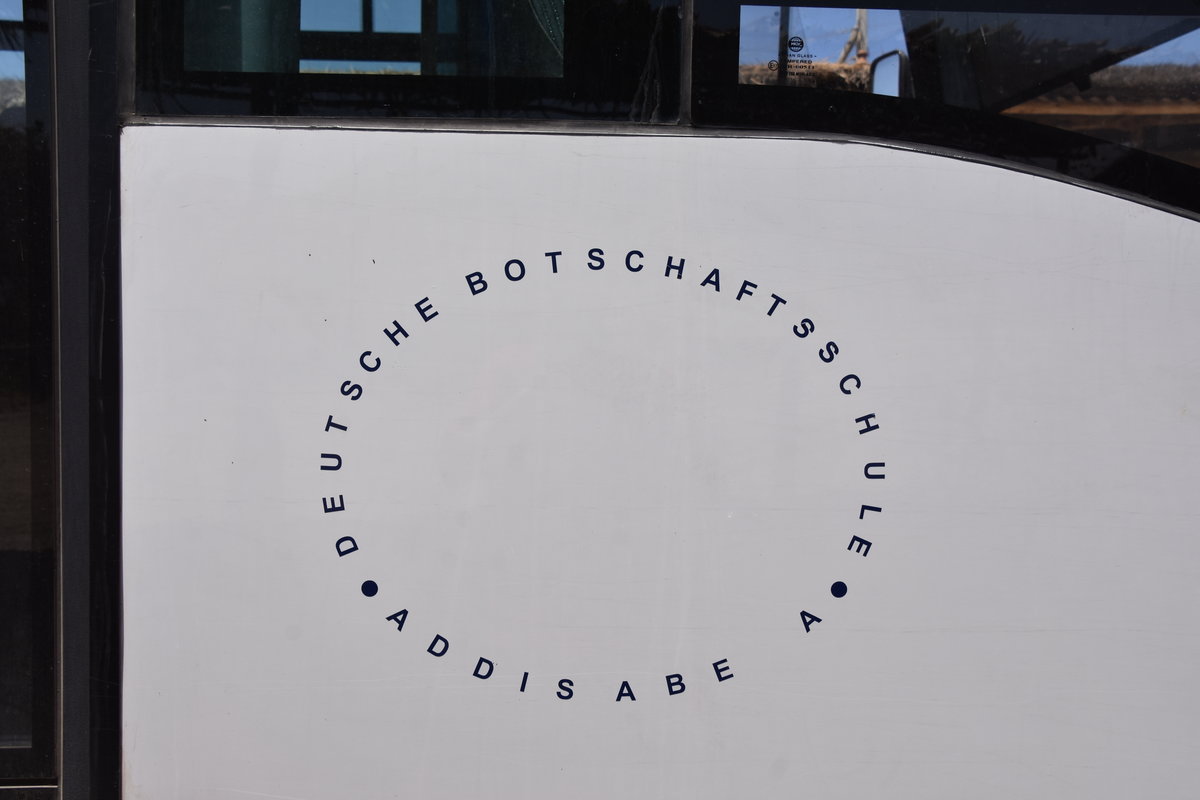 Emblem am Mercedes MCV 240 der deutschen Botschaftsschule in Addis Abeba bei den Awash Wasserf�llen 03/2019 gesehen.