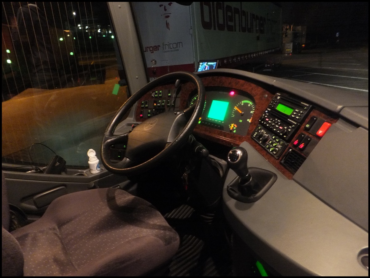 Fahrerarbeitsplatz des Setra 415 GT von Becker-Strelitz Reisen aus Deutschland bei einer Rastst�tte H�he Ruhrgebiet.