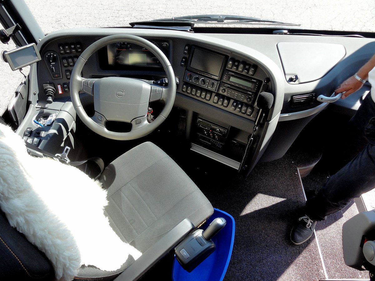 Fahrerplatz im im Volvo 9700 von Zw�lfer Reisen aus Melk/Wachau/Nieder�sterreich in Krems gesehen.