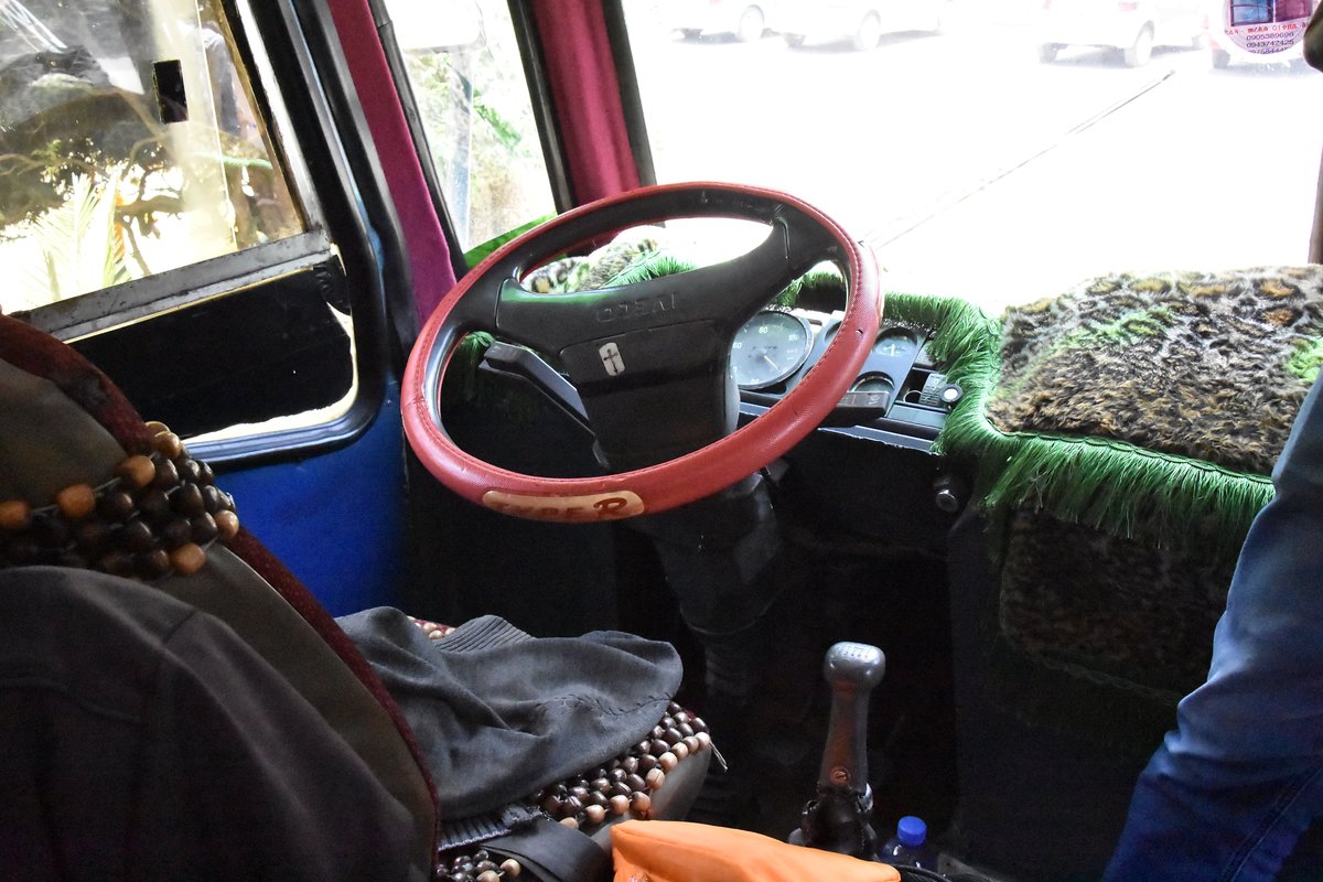 Fahrerstand im IVECO Sch�lerbus in �thiopien 03/2019 gesehen.