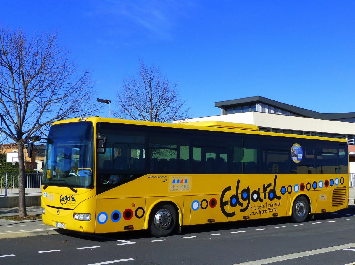 Frankreich, Languedoc, Gard, Calvisson, die  Edgard  Autobusse des Conseil G�n�ral du Gard sind im ganzen D�partement du Gard anzutreffen. Hier ein Iveco Irisbus Recreo vor einer Schule in Calvisson. 02.02.2014 
