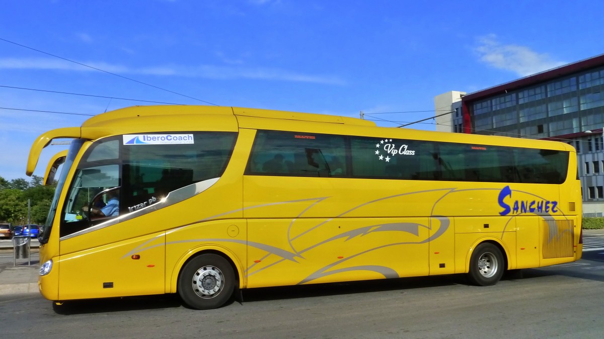Frankreich, Languedoc-Roussillon, H�rault, Montpellier Sabines (an der Trambahn Linie 3): ein MAN Irizar pb auf der Fahrt von Nizza nach Lissabon. 22.08.2015 
