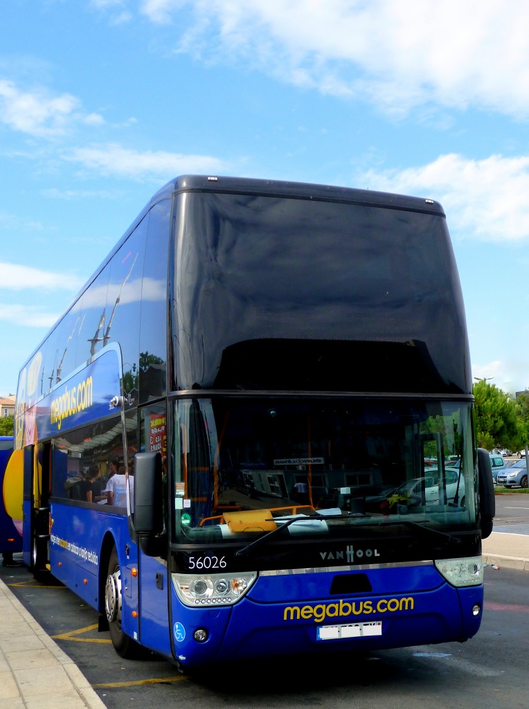 Frankreich, Languedoc-Roussillon, H�rault, Montpellier Sabines (an der Trambahn Linie 2): ein megabus.com (VanHool TX27 astromega) auf der Fahrt nach Spanien. 04.09.2015