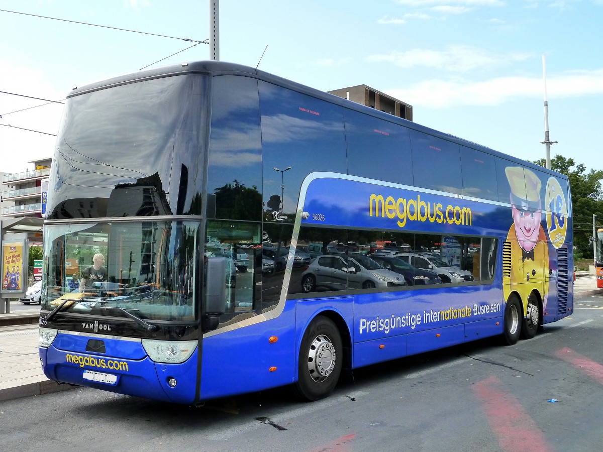 Frankreich, Languedoc-Roussillon, H�rault, Montpellier Sabines (an der Trambahn Linie 2): ein megabus.com (VanHool TX27 astromega) auf der Fahrt nach Spanien. 04.09.2015