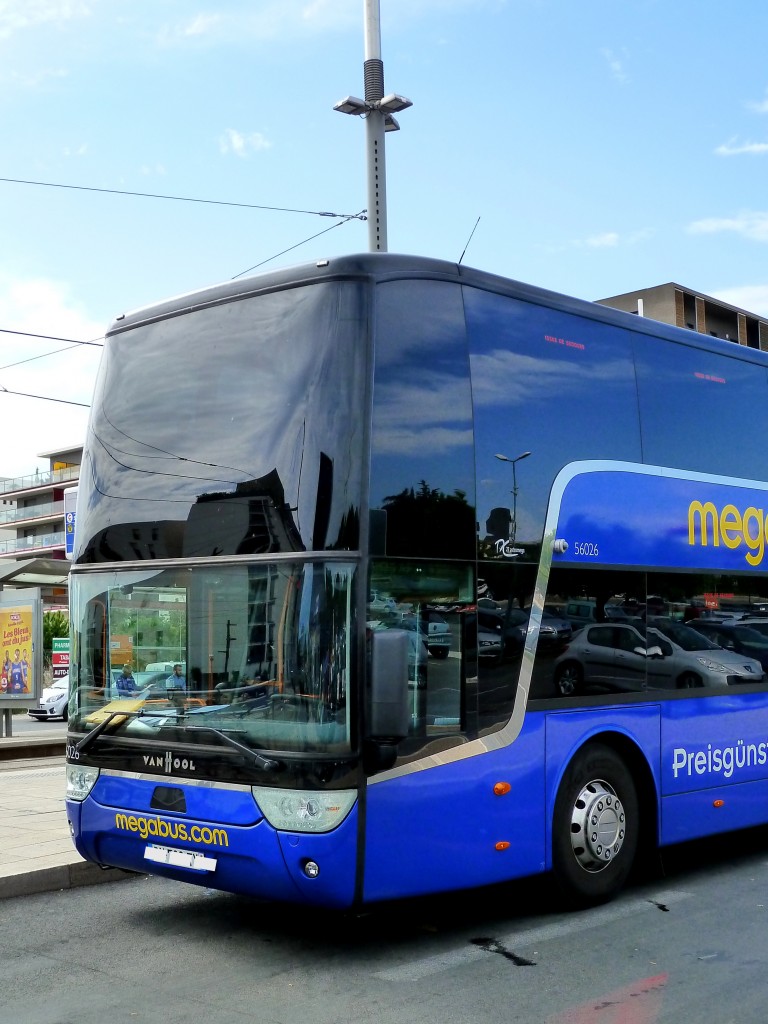 Frankreich, Languedoc-Roussillon, H�rault, Montpellier Sabines (an der Trambahn Linie 2): ein megabus.com (VanHool TX27 astromega) auf der Fahrt nach Spanien. 04.09.2015