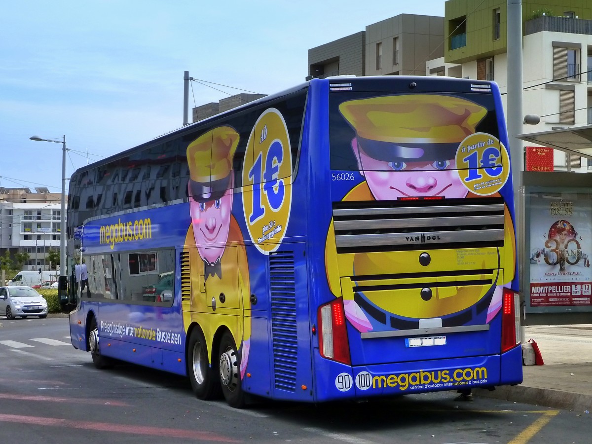Frankreich, Languedoc-Roussillon, H�rault, Montpellier Sabines (an der Trambahn Linie 2): ein megabus.com (VanHool TX27 astromega) auf der Fahrt nach Spanien. 04.09.2015