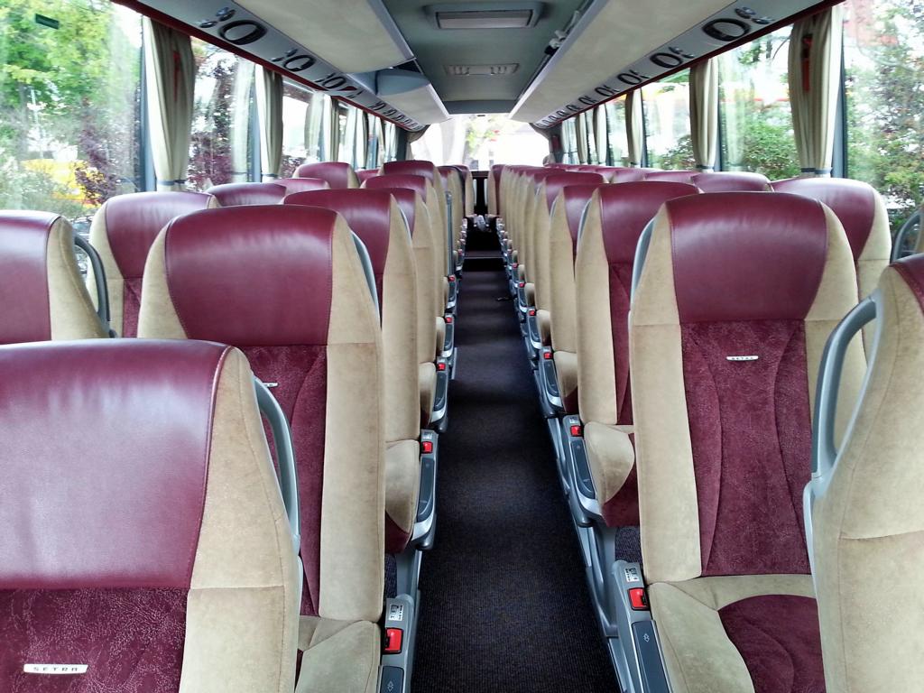 Gediegene Ledersitze im Setra 416 HDH mit  �ppiger Sonderausstattung  vom Reisebusunternehmer GSCHWEDNER aus Ober�sterreich in Krems.