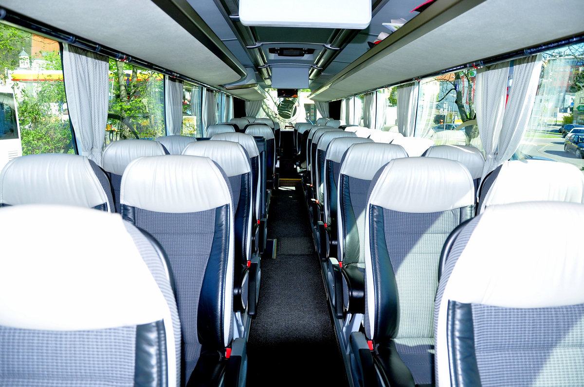 Gediegene Sitze im Neoplan Cityliner von Weiss Reisen aus Graz/�sterreich,Mannschaftsbus des SK Sturm Graz.