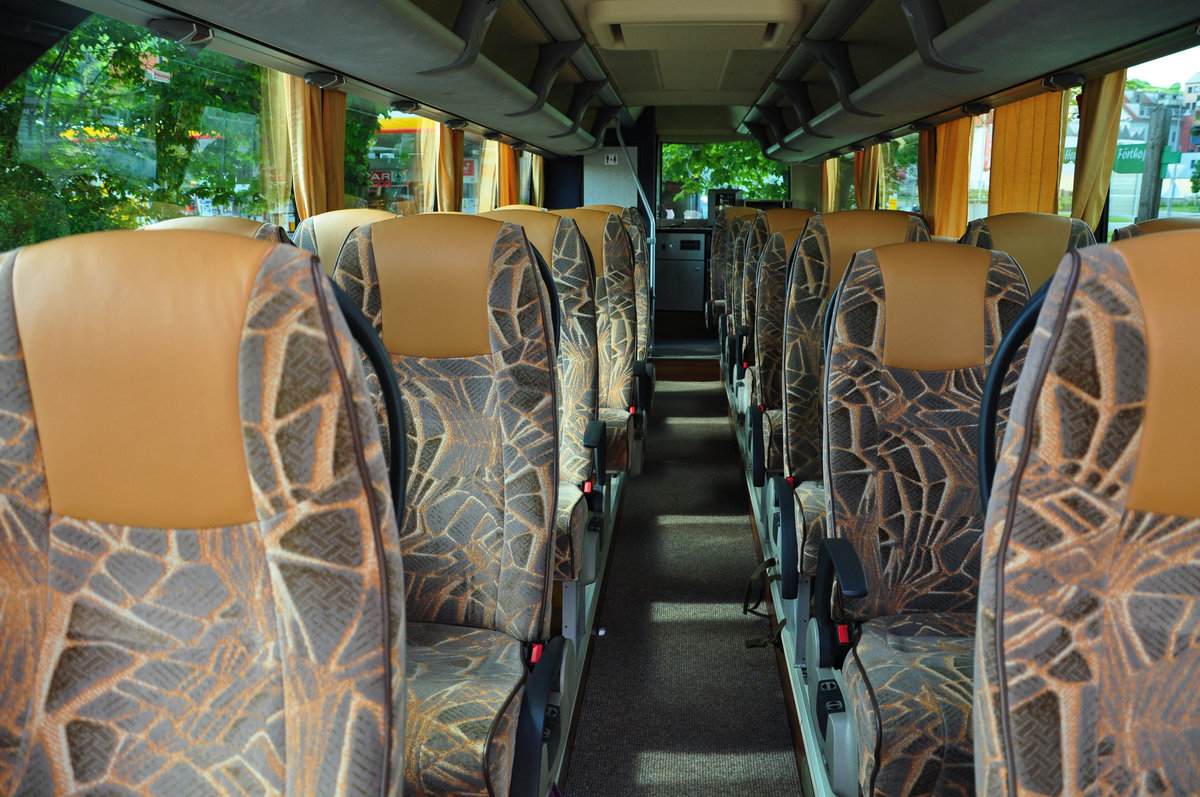 Gediegene Sitze im Viseon C10 von Taferner Reisen aus �sterreich in Krems gesehen.