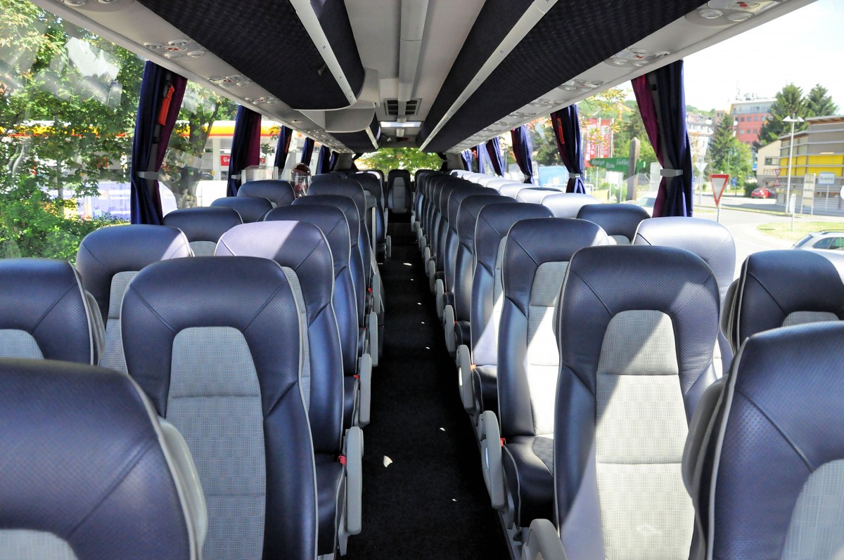 Gediegene Sitze im VOLVO 9700 von Schwarz Reisen aus �sterreich,im Juni 2015 in Krems.