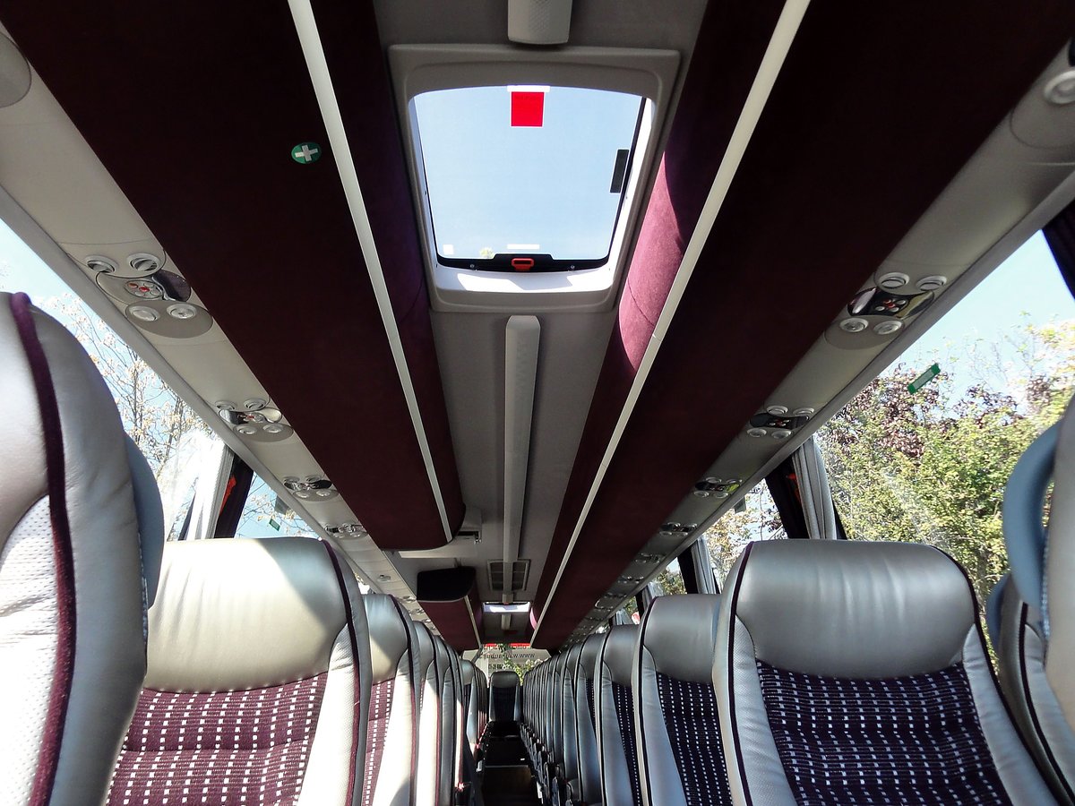 Gro�es Glasdach im Volvo 9700 von Zw�lfer Reisen aus Melk/Wachau/Nieder�sterreich in Krems gesehen.