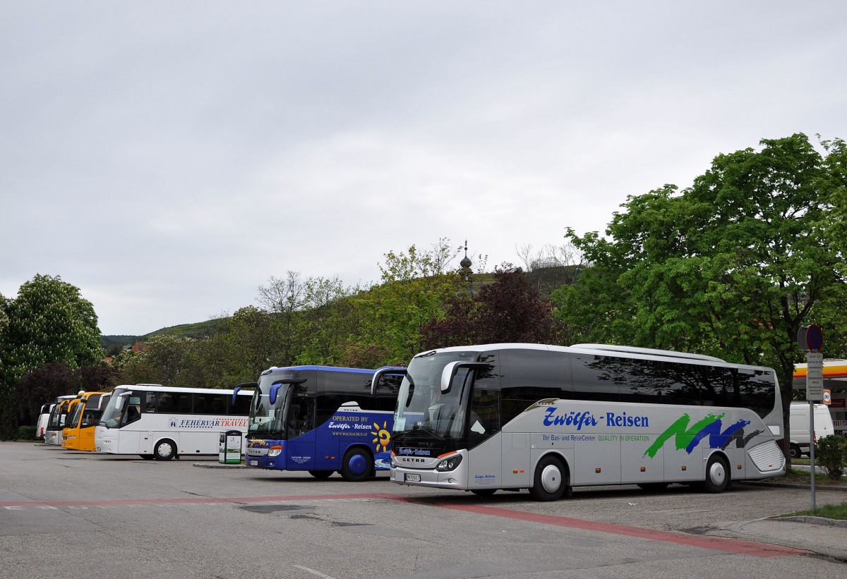 Gruppenbild aus Krems,vorne der Setra 515 HD von Zw�lfer Reisen aus Nieder�sterreich.Krems am 5.5.2015.