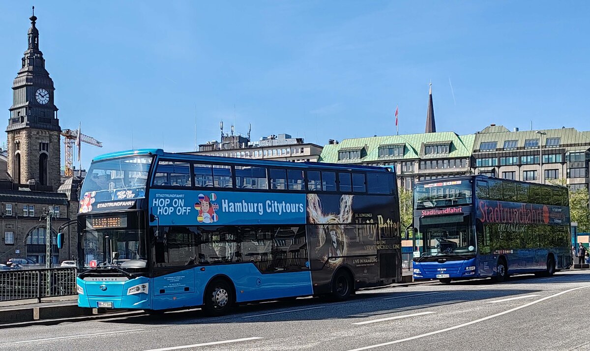 G�lery�z-Bus unterwegs auf Stadtrundfahrt im Hamburg