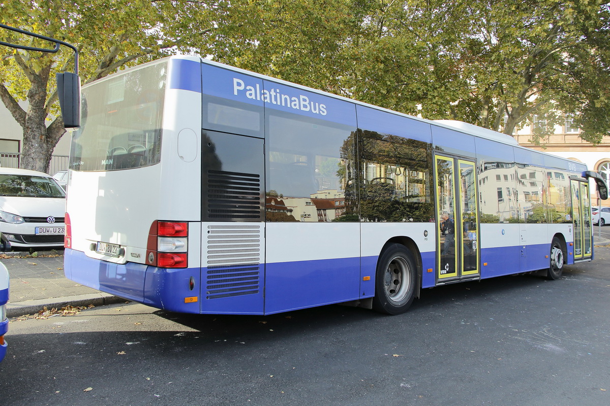 Heckansicht eines MAN Lion's City der BVB Verkehrsgesellschaft vor dem Bahnhof Neustadt/Weinstrasse am 20. Oktober 2018.