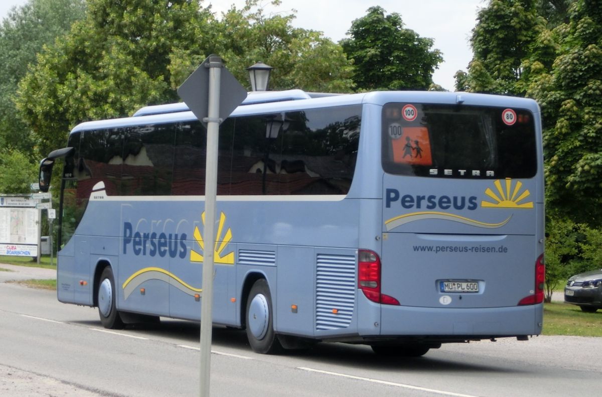 Heckaufnahme des Setra S 415 GT-HD mit Hecktür (Jahrgang 2012) von Perseus-Reisen aus Neumarkt-St. Veit. Zur Ausstattung gehören 42 Setra-Schlafsessel vom Modell 'Voyage Supreme' (zzgl. Reiseleitersitz), eine TV-Anlage mit zwei ausfahrbaren Flachbildschirmen und ein Fußboden in dunkler Holzoptik. Aufgrund der Hecktür befinden sich bei diesem Fahrzeug die Bordküche und die Toilette im Heck. Angetrieben wird Reisebus aus der Setra ComfortClass von einem Reihensechszylinder Typ MB OM 457 LA (BlueTecEEV) mit 315 kW (428 PS) und dem Sechsgang-Schaltgetriebe MB GO 210-6.
Die Aufnahme entstand am 26. 6. 2015 in Kraiburg/Inn, als er gerade auf einer Runde der RBO-Linie 6224 fuhr.