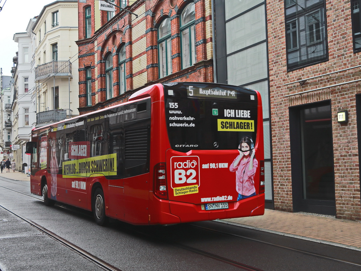 Heckpartie eines Mercedes Benz Citaro mit Werbung f�r Radio B2 des Nahverkehr Schwerin GmbH den Marienplatz. 