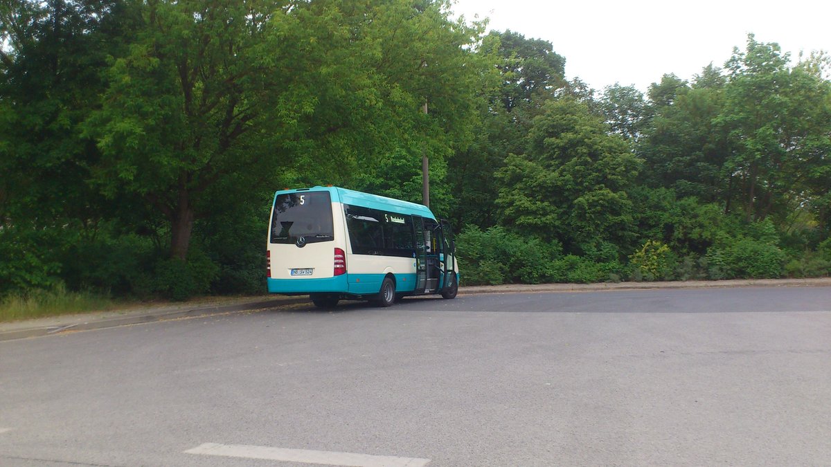 .....hier mal noch der neue Sprinter im Einsatz auf der Linie 5 in Monkeshof und er hat jetzt die wei�e Matrix nicht sowie der rest die rote 